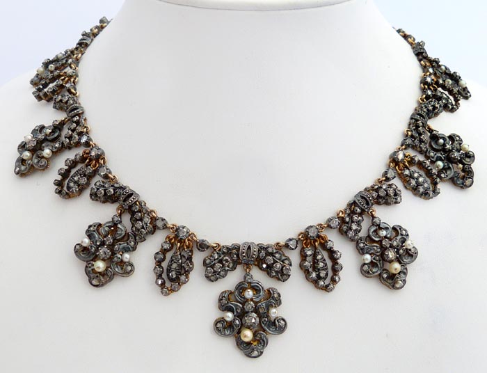 Bello collar gargantilla, de época isabelina, en oro rosa con vistas de