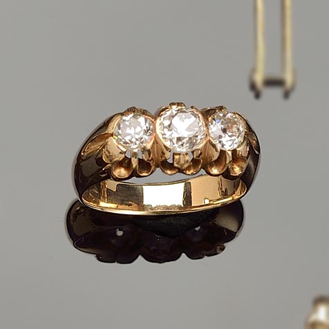 Anillo tresillo, antiguo, en sólida montura de oro rosa, con tres