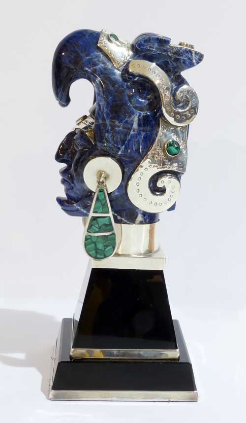 Excelenta talla de cabeza de rey azteca, realizada en un bloque de