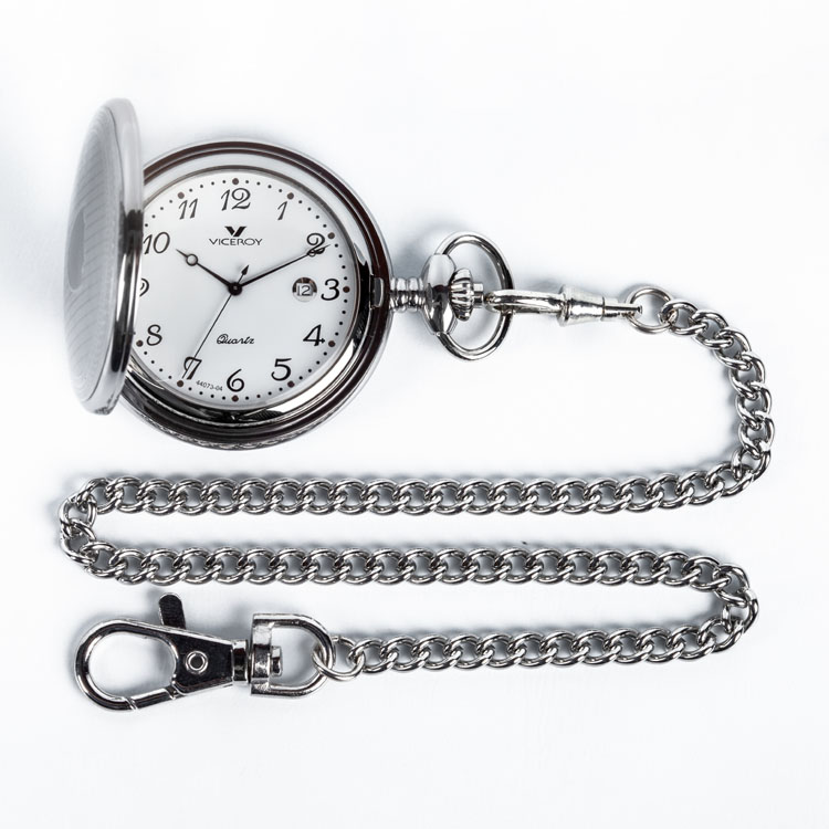 Reloj de bolsillo VICEROY (44073-04) en 47,5 mm. Tapa con decoración grabada. Movimiento de cuarzo. Esfera blanca numerales árabes, segundero central y calendario a las tres. Se acompaña de