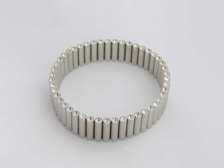 Pulsera de acero SWATCH mod. LUSTRO decorada con circonitas. Con estuche. Perimetro 59 mm